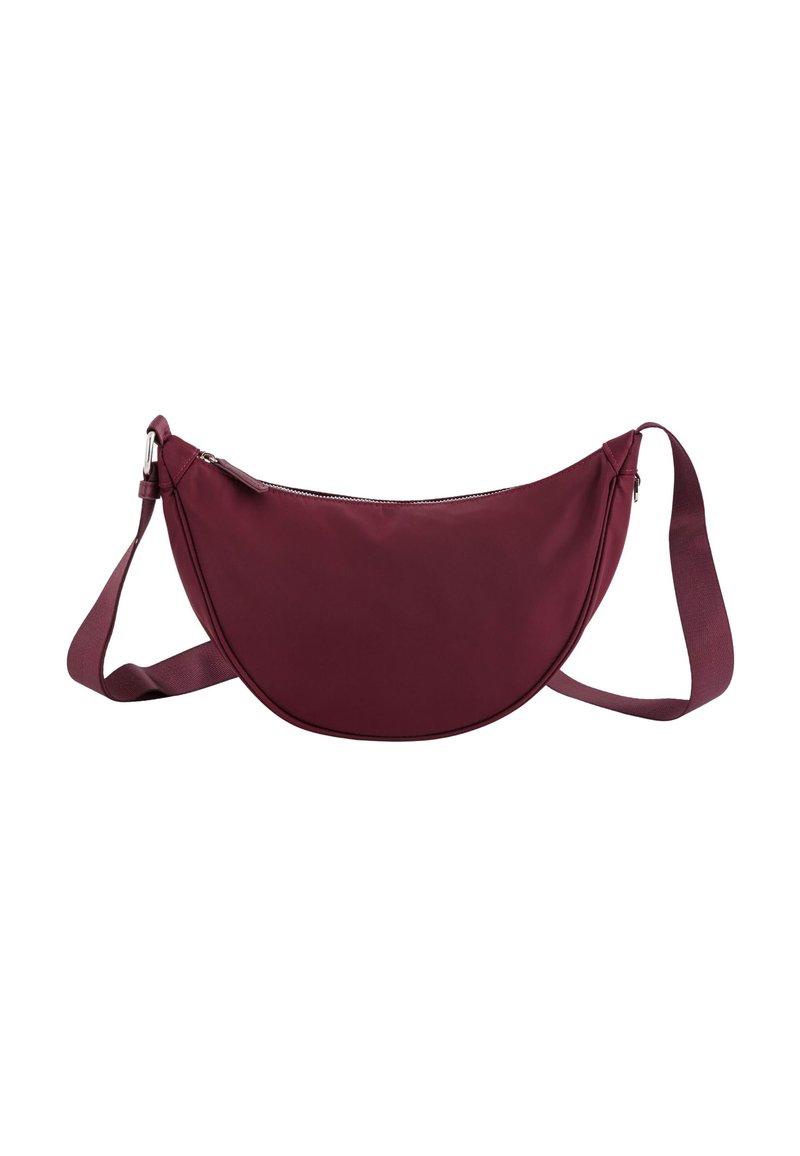 Bordeaux nylon crossover taske med en buet form, lynlåslukning og justerbar rem. Glat tekstur uden synlige mønstre eller accenter.