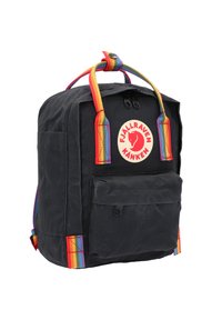 Juodas Fjällräven Kanken kuprinė su vaivorykštės raštuota nešimo juosta, priekinė užtraukiama kišenė ir apskritas logotipo ženklelis priekyje.