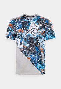 Kortærmet træningsskjorte med abstrakt mønster af blå, sort, orange og hvid malingstænk samt gråt diagonalt panel på den nedre forside.