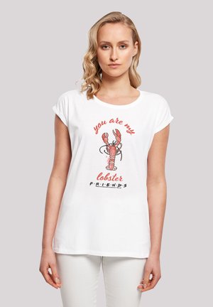 Weißes T-Shirt mit kurzen Ärmeln, das ein grafisches Druckmotiv eines Hummers zeigt, mit dem Text "du bist mein Hummer" und "FRIENDS" in kontrastierenden Farben.