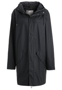 Czarna, wodoodporna parka z kapturem, zapinana z przodu na suwak, z dwoma bocznymi kieszeniami, regulowanymi troczkami oraz gładką, matową fakturą.