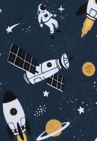 Raumfahrt-Themenstoff mit navyfarbenem Hintergrund. Enthält weiße Raketen, Satelliten, Astronauten und Planeten in Gelb und Orange. Sternmuster sind vorhanden.