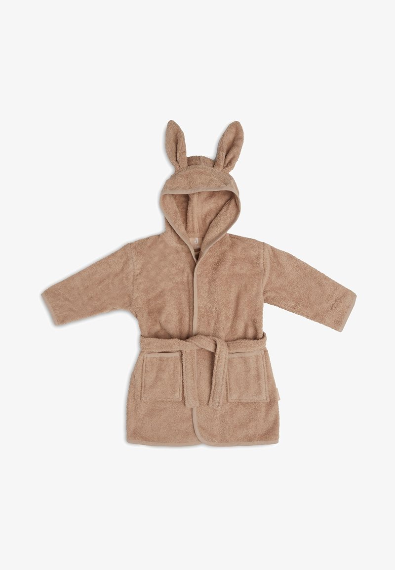 Tan badjas gemaakt van pluizige stof met konijnenoren op de capuchon, een riem in de taille en twee voorzakken. Zachte textuur overal.