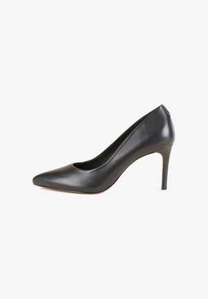Escarpin noir en cuir avec un bout pointu et une texture lisse. Présente un talon aiguille élancé et un design minimaliste.