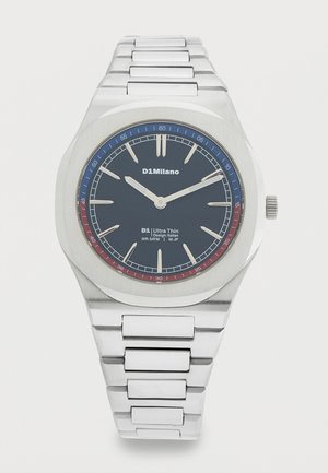 Αργυρό μεταλλικό ρολόι χειρός με σκούρο μπλε καντράν, κόκκινους και μπλε δείκτες λεπτών, ασημένιους δείκτες ωρών και δύο ασημένια δείκτες που δείχνουν 10:10.