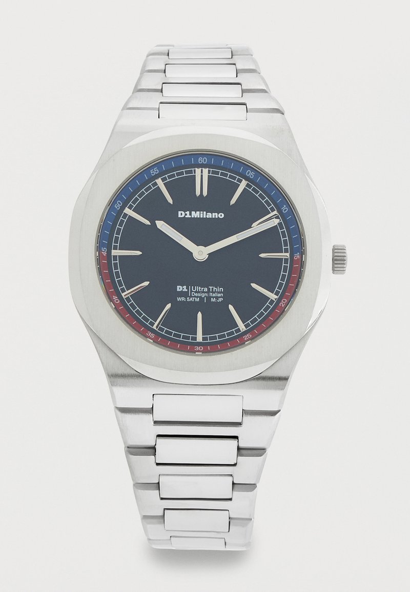 Αργυρό μεταλλικό ρολόι χειρός με σκούρο μπλε καντράν, κόκκινους και μπλε δείκτες λεπτών, ασημένιους δείκτες ωρών και δύο ασημένια δείκτες που δείχνουν 10:10.