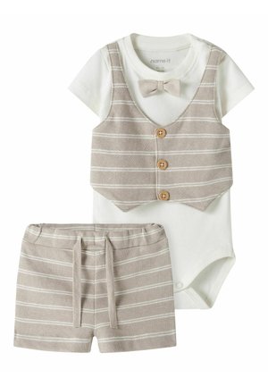 Babyoutfit med hvid body med korte ærmer, beige striped vest med knapper og butterfly og matchende beige striped shorts med snøre.