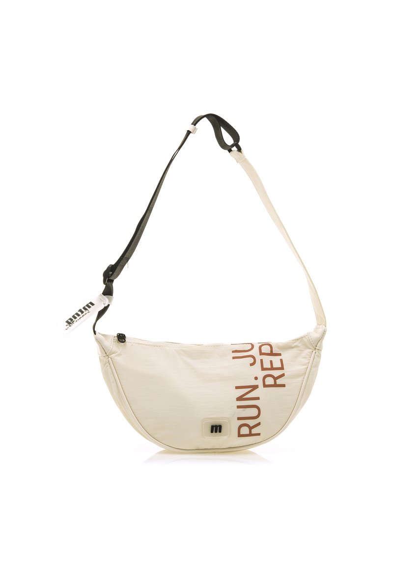 Bolso bandolera de color crema, hecho de tela con una textura suave. Presenta una correa negra y un parche con el logo, con "RUN. JUST. REP." impreso en marrón.