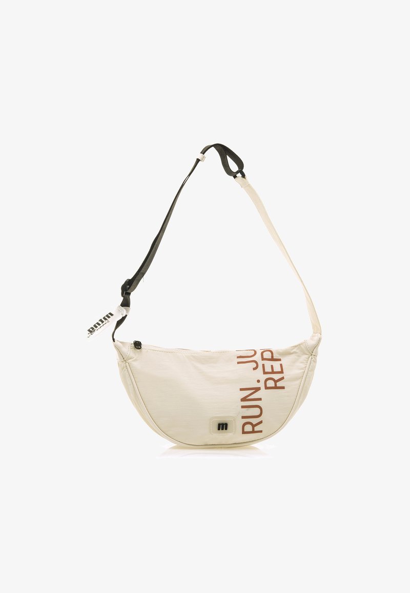 Bolso bandolera de color crema, hecho de tela con una textura suave. Presenta una correa negra y un parche con el logo, con "RUN. JUST. REP." impreso en marrón.