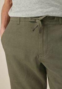 Next REGULAR FIT - Pantaloni scurți - sage green