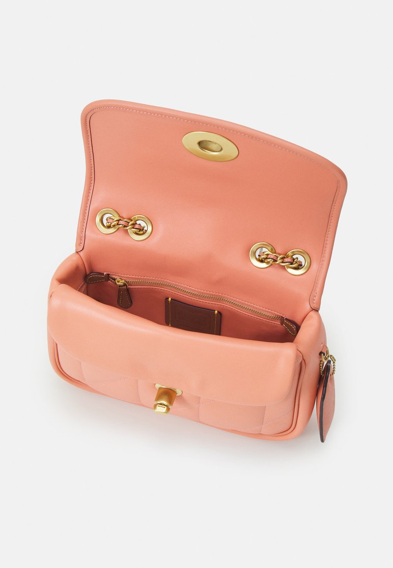 Damen Handtaschen | Coach QUILTED PILLOW MADISON SHOULDER Umhängetasche light coral/koralle - AT32232 Damen Handtaschen | Coach QUILTED PILLOW MADISON SHOULDER Umhängetasche light coral/koralle - AT32232