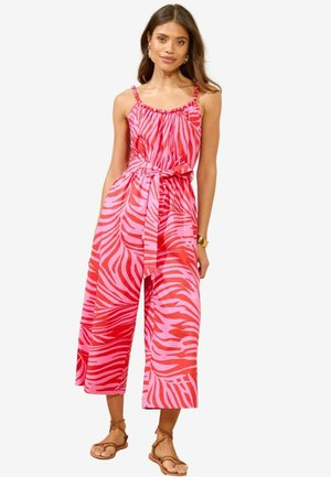 Jumpsuit rosa con motivo a strisce zebrate, caratterizzato da un collo raccolto, spalline regolabili e vita legata. Design cropped a gamba larga.