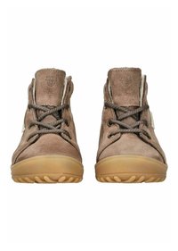 Botas de tobillo de ante marrón con acabado texturizado, que presentan cordones marrones, puntera redonda y suela de goma con un agarre estampado.