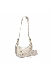 Bolso de mano de cuero blanco con una silueta curvada, correa ajustable, bolsillo con cremallera, tachuelas decorativas y un estuche extraíble. Acabado texturizado.