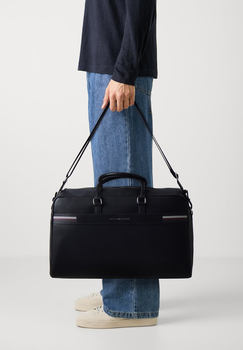 Tommy Hilfiger TEXTURE DUFFLE UNISEX - Sac week-end - black