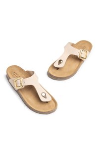 Sandali in pelle beige con listino tra le dita, fibbia dorata e dettaglio rotondo. Sottopiede in morbido camoscio e suola in gomma resistente. Design flat.