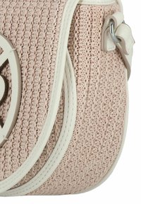 Helle rosa geflochtene Handtasche mit geschwungener Form, weißen Lederakzenten und einem runden Metall-Logo. Feine Textur ist auf dem Stoff sichtbar.