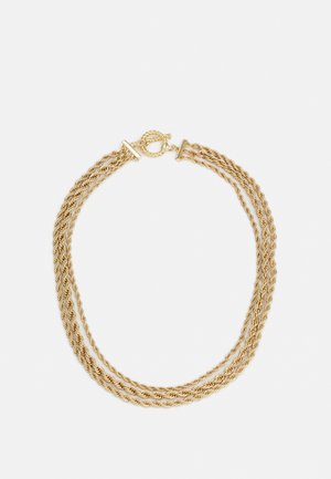 Collar cadena de cuerda retorcida de oro de tres hilos con un cierre de palanca circular sobre fondo blanco.