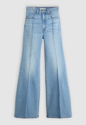 Hellblaue, hoch geschnittene Jeans mit weitem Bein, Front- und Gesäßtaschen, Gürtelschlaufen und vertikalen Nahtdetails auf der Vorderseite.