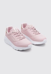 Scarpe da ginnastica rosa con tomaia in rete e sintetico, design lace-up, suola bianca, collettino imbottito e leggere perforazioni per la traspirabilità.