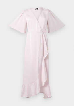 Svetlo roza obleka s kratkimi rokavi, s V-izrezom in volanastim robom. Narejena iz gladkega, podobnega satenu, s pasom, ki se zaveže.