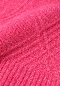 Fényes pink színű gyapjúanyag, texturált mintával, átlós és függőleges vonalakkal, puha tapintású és enyhén bolyhos.
