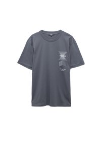 Camiseta de algodón gris con cuello redondo, mangas cortas y un diseño gráfico en la parte frontal con patrones geométricos y texto en blanco.