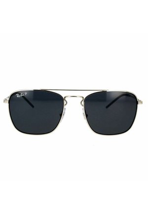 Occhiali da sole Ray-Ban con montatura in metallo silver, lenti scure rettangolari, tappi per le orecchie in plastica trasparente e design a doppio ponte.