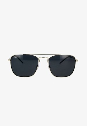 Occhiali da sole Ray-Ban con montatura in metallo silver, lenti scure rettangolari, tappi per le orecchie in plastica trasparente e design a doppio ponte.