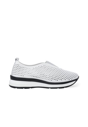 Weiße perforierte Slipper mit gepolstertem Schaft, weichem Gummiband, schwarzer Sohle und glatter Textur. Verfügt über eine abgerundete Zehenpartie und ein atmungsaktives Design.