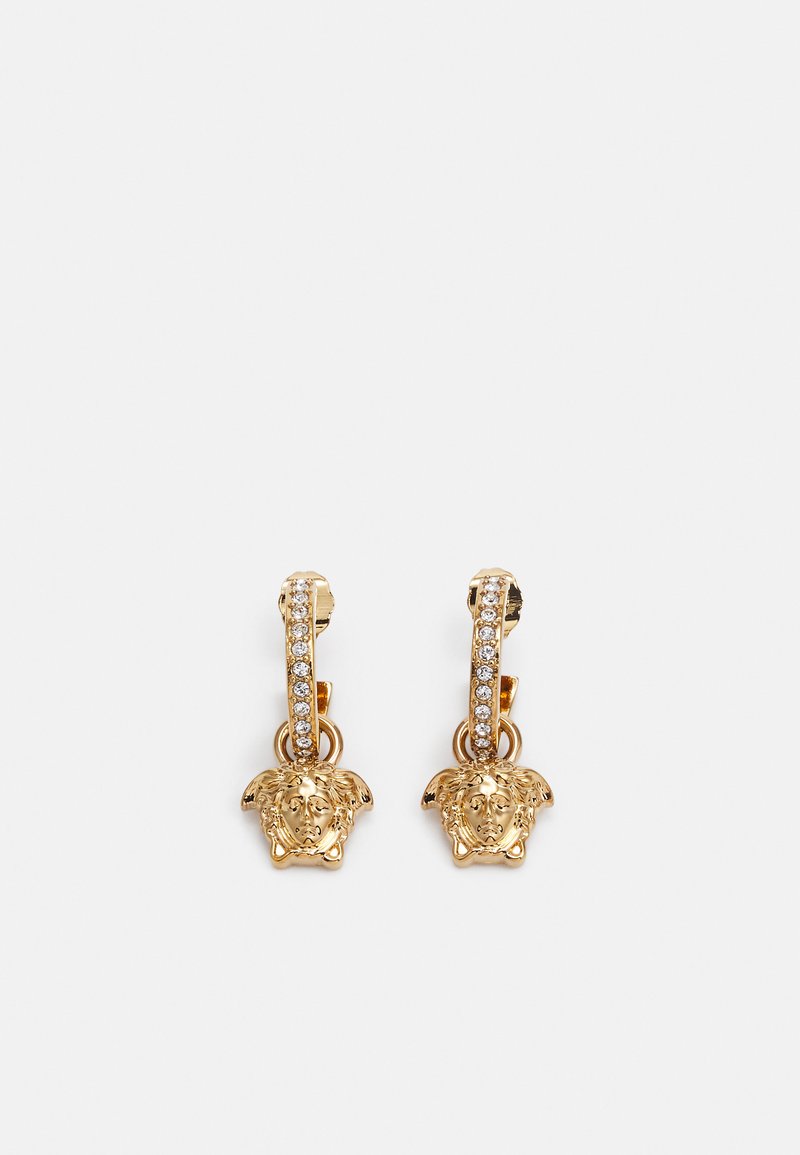 Brincos de ouro com um design de cabeça de leão, adornados com uma fileira de pedras preciosas claras na argola suspensa.