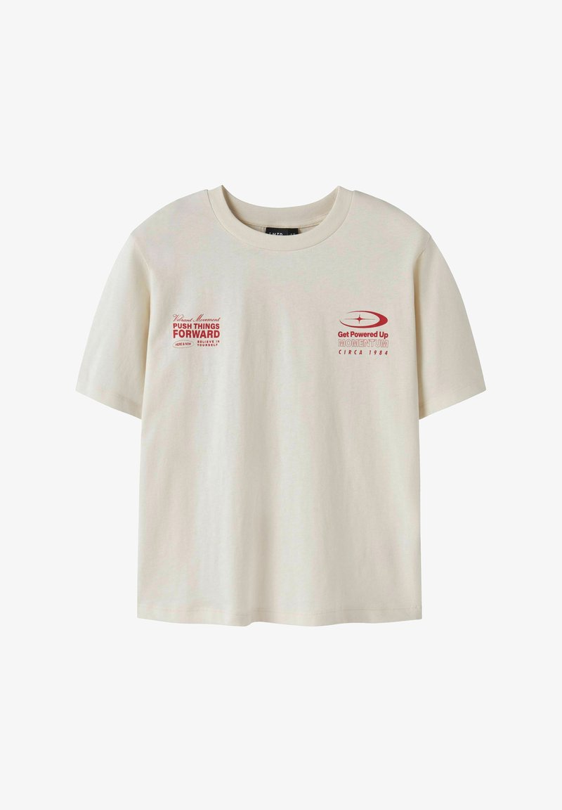 Creme kleurige t-shirt met korte mouwen van katoen, met rode bedrukte tekst en ontwerp details op de voorkant. Ontspannen pasvorm met een ronde hals.