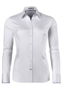Chemise blanche à manches longues, en tissu lisse, avec des détails bleus contrastants au niveau du col et des poignets, et des boutons transparents. Coupez ajusté.