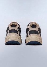 Mustat ja beige urheilukengät, joissa on verkkopaneeleja ja nahkaelementtejä, pehmustetut pohjat ja kestävä pito. Takakuvassa korostuu kantatuen muotoilu.