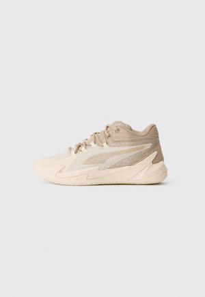 Beige Sportchuhe mit einem Mesh-Obermaterial, strukturierten Akzenten und einer flexiblen Laufsohle. Das Design umfasst geschichtete Details und Schnürsenkel.