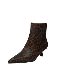 Botín por el tobillo de estampado de leopardo hecho de un material marrón texturizado, con punta afilada y un pequeño tacón en forma de cono.