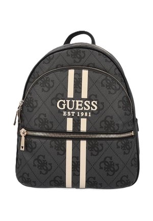 Zwarte Guess-rugzak met beige verticale strepen, voorvak met rits en een patroon van herhalende logo's over de stof.