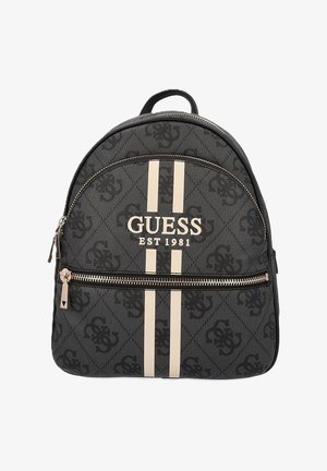 Musta Guess-reppu, jossa beige pystysuora raita, etutasku vetoketjulla ja toistuva logokuvio kankaassa.