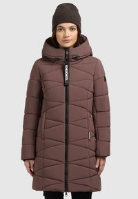 Pehme voodriga, põlvepikkune tumepruun mantel, millel on kapuuts, diagonaalne tikandimuster, ees lukku ja küljetaskud.