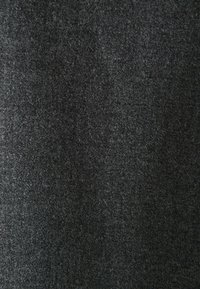 Tela negra con una textura suave, mate y una superficie uniforme. No hay patrones visibles ni detalles notables.