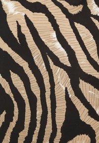 Tecido com padrão de zebra apresentando listras pretas e bege ousadas, com linhas texturizadas e um leve brilho. O design exibe curvas suaves e fluidas.