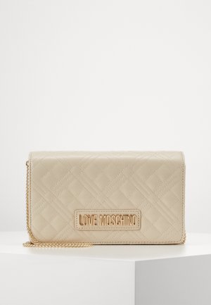 Beżowa pikowana kopertówka Love Moschino z złotym łańcuszkiem i złotą tabliczką z logo marki z przodu, umieszczona na białej powierzchni.