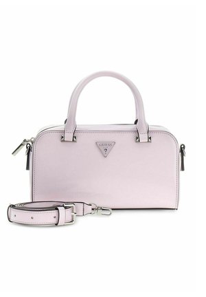 Sac à main rectangulaire rose clair avec doubles poignées, bandoulière amovible, fermeture éclair et plaque avec logo GUESS au centre avant.