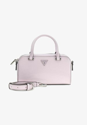 Sac à main rectangulaire rose clair avec doubles poignées, bandoulière amovible, fermeture éclair et plaque avec logo GUESS au centre avant.