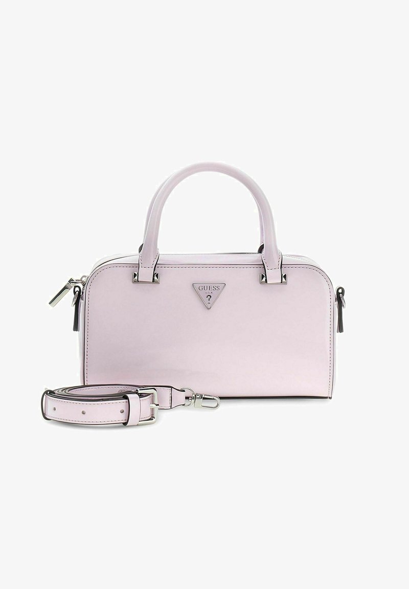Sac à main rectangulaire rose clair avec doubles poignées, bandoulière amovible, fermeture éclair et plaque avec logo GUESS au centre avant.