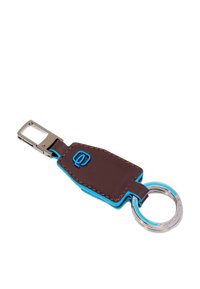 Bruine leren sleutelhanger met blauwe accenten, rechthoekige vorm, metalen clip en ronde sleutelring. Gegraveerd logo in blauw op het leer.