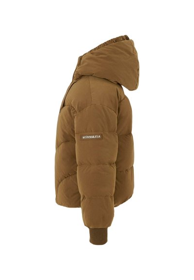 Brun pufferjakke med hætte, med en quiltet design, ribbede manchetter og et logo-patch på venstre ærme. Glat, mat tekstur.