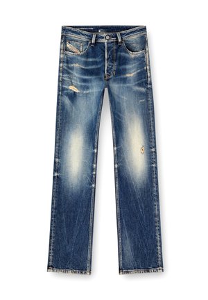 Jeans in denim blu con vestibilità rilassata, caratterizzati da zone sbiadite, piegature e macchie strappate. Design classico a cinque tasche con cuciture a vista.