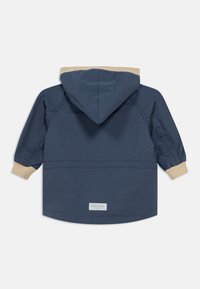 Παιδικό μπουφάν σε ναυτικό μπλε χρώμα με μπεζ κουκούλα, ριμπ μανσέτες και ετικέτα στο πίσω μέρος. Διαθέτει λείο ύφασμα και άνετη εφαρμογή.