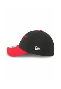Schwarze und rote Basecap mit rotem Flügel-Logo auf der Vorderseite, weißem Emblem an der Seite und rotem Knopf oben.